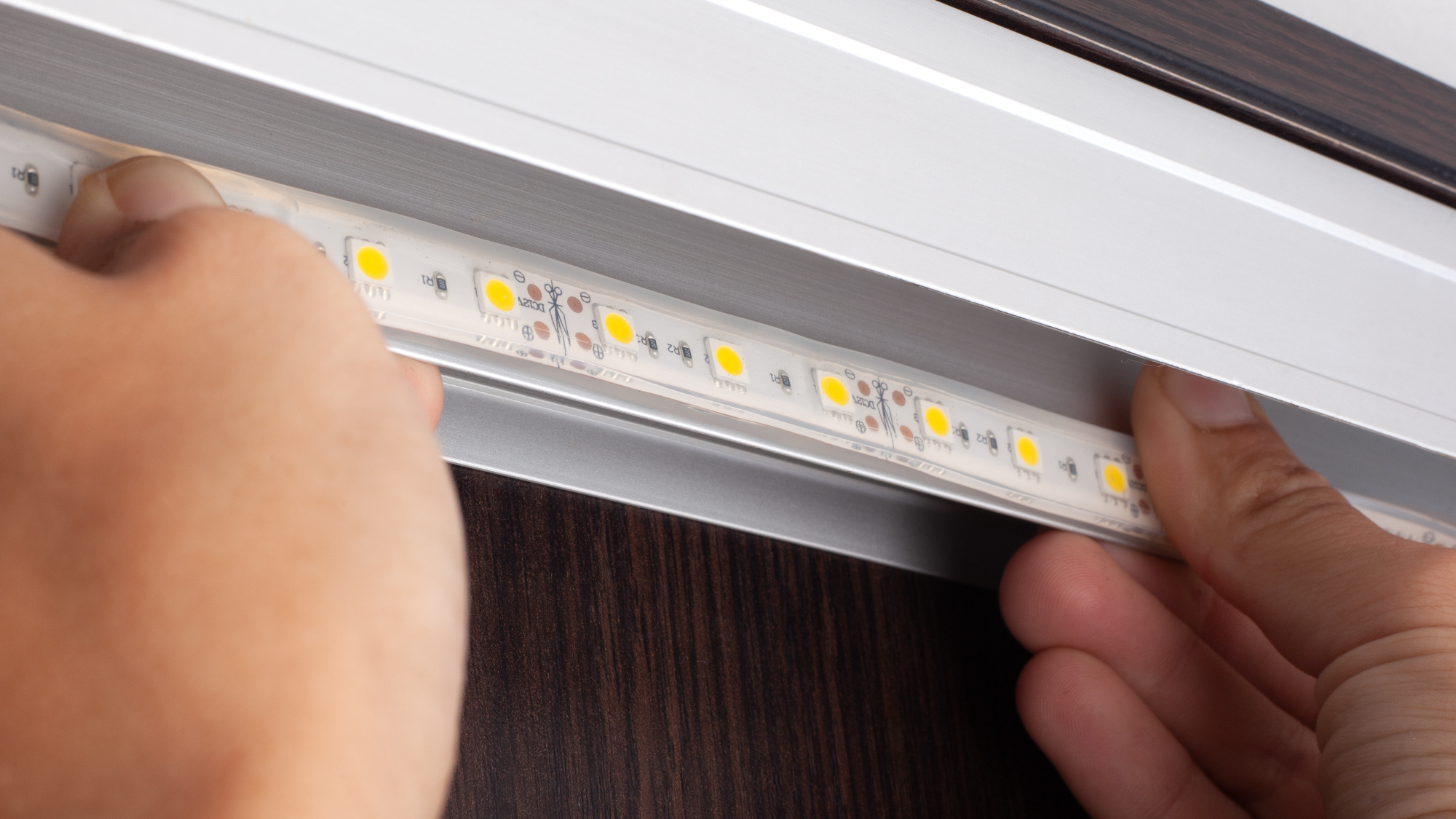 LED trakovi so praktičen način osvetljave in krašenje našega stanovanja