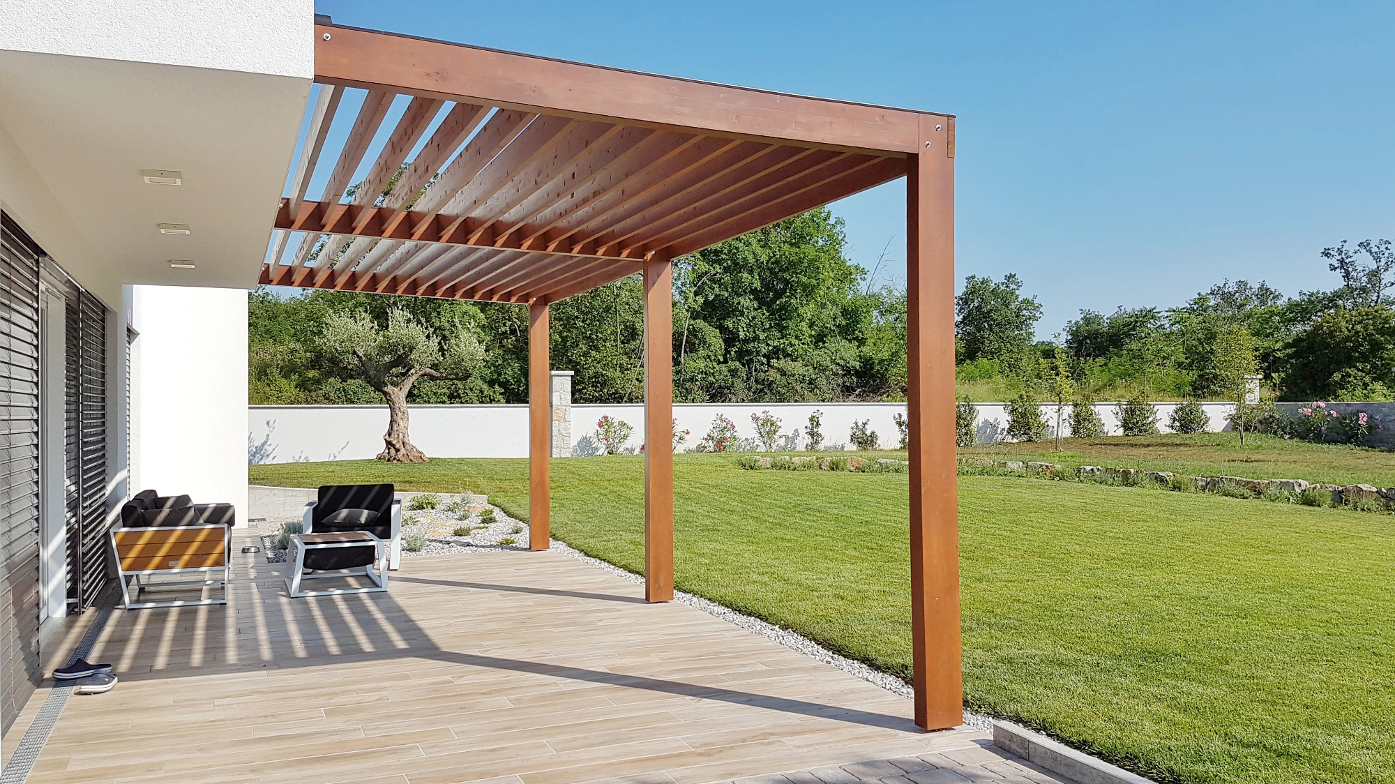 Okrašena pergola za poročni dan